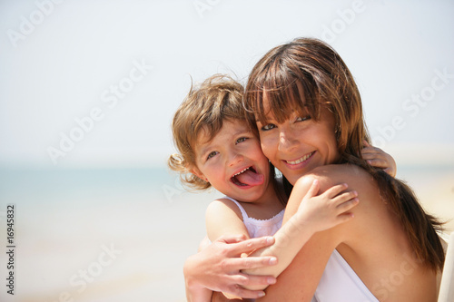 Foto: femme souriante et d'une petite fille tirant la langue femme souriante et d'une petite fille tirant la langue