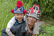 Mann mit Kind in Thailand, Akha
