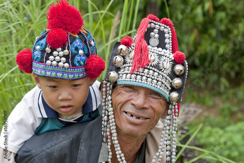 Mann mit Kind in Thailand, Akha Mann mit Kind in Thailand, Akha