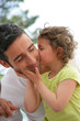Petite fille embrassant un homme sur la joue