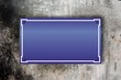 Blaues Emailleschild auf Altputz