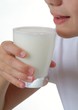 Ein Mädchen trinkt ein Glas Milch