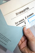 stimmzettel im Brief hoch