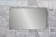 Edelstahlschild auf Betonsteinwand