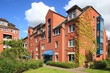 Wohnhaus Mehrfamilienhaus Balkone, Fassade, blauer Himmel Wohnhaus Mehrfamilienhaus Balkone, Fassade, blauer Himmel