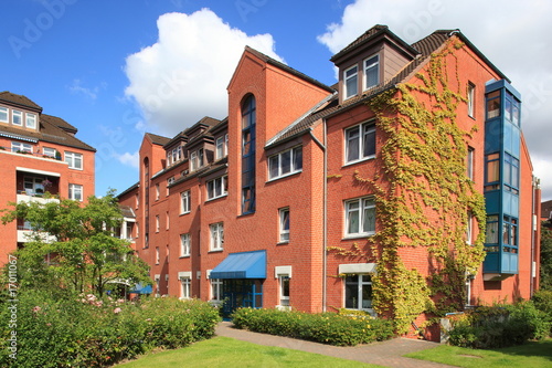 Foto: Wohnhaus Mehrfamilienhaus Balkone, Fassade, blauer Himmel Wohnhaus Mehrfamilienhaus Balkone, Fassade, blauer Himmel
