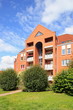Wohnhaus Mehrfamilienhaus Balkone, Fassade, blauer Himmel