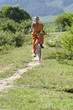 Buddhistischer Mönch auf Fahrrad