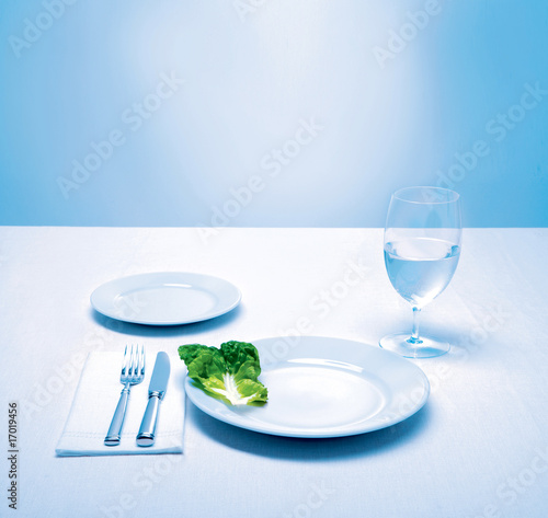Photo: table setting, lettuce leaf as a meal, diet table setting, lettuce leaf as a meal, diet