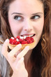 jeune femme mange un gateau