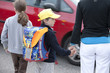 Junge mit Schulranzen am ersten Schultag