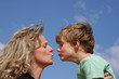 Mutter und Sohn geben sich einen Kuss