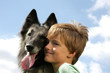 glücklicher Junge mit seinem Hund