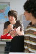 Photo: Portrait d'un jeune garçon souriant assis en salle de cours Portrait d'un jeune garçon souriant assis en salle de cours