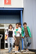 Adolescents descendant les marches avec documents
