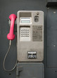 Münztelefon in einer Telefonzelle