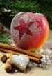winterapfel mit plätzchen und gewürzdeko