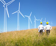 Foto: Engineers building windmills Engineers building windmills
