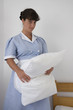 Femme de chambre tenant un coussin
