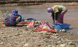 MUJERS LAVANDO ROPA EN EL RIO