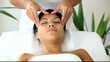 Jeune femme se faisant masser le visage