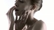 Mani di donna scivolano sul corpo e sul viso Mani di donna scivolano sul corpo e sul viso