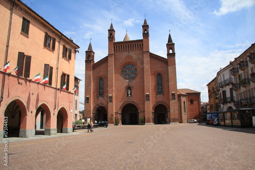 Photo: Alba - il Duomo e la piazza Alba - il Duomo e la piazza