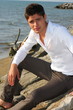 ragazzo in camicia bianca