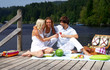 Foto: Freunde beim Picknick Freunde beim Picknick