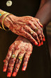 mani decorate con henna