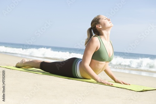 Foto: Woman exercising at beach Woman exercising at beach