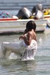 couple s'amusant dans l'eau