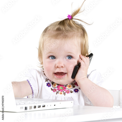 Photo: Mädchen mit Laptop und Handy Mädchen mit Laptop und Handy