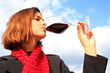 Junge Frau verkostet einen Rotwein, Rotwein, Weinglas