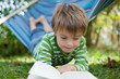 Photographie : kind liest im garten