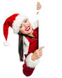 Frau im Weihnachtskostüm präsentiert Textfreiraum