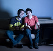 homme deception pleurs télévision