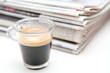 Stapel Zeitungen mit Espresso