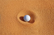 Golfball im Sandbunker
