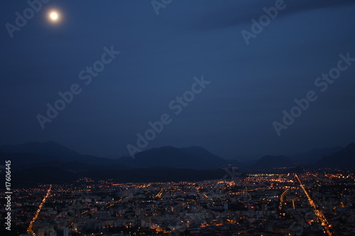 Grenoble sous la lune