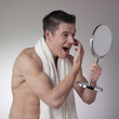 homme nu se regardant dans miroir sourire bonheur homme nu se regardant dans miroir sourire bonheur