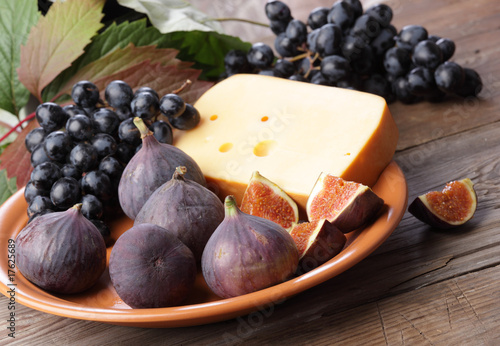 Photo: Figs and grapes in rustic plate Figs and grapes in rustic plate