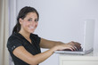 Foto: Young woman with laptop. Young woman with laptop.