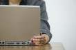 Foto: Businesswoman using a laptop at her desk. Businesswoman using a laptop at her desk.