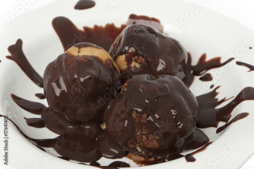 Photo: Profiterole, Dessert aus Frankreich Profiterole, Dessert aus Frankreich