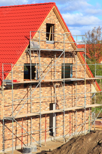 Foto: Neubau Einfamilienhaus Dachstuhl Rohbau blauer Himmel Neubau Einfamilienhaus Dachstuhl Rohbau blauer Himmel