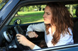 jeune femme en colere au volant