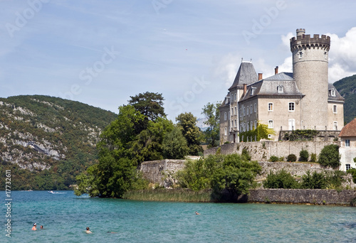 Photo: Chateau dominant un lac Chateau dominant un lac