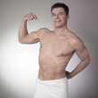 jeune homme présentation biceps