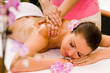 Junge Frau bekommt eine Öl-Massage